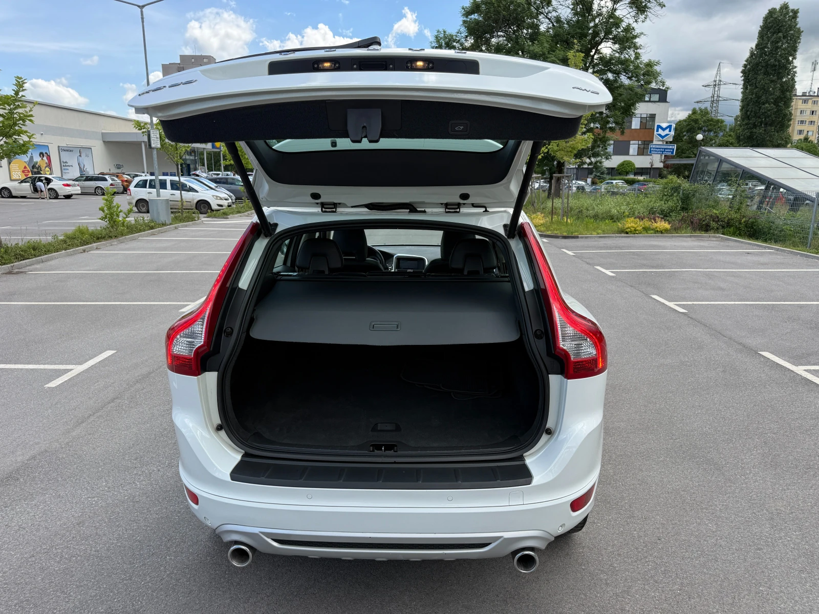 Volvo XC60 2.4D* AWD* R-DESIGN* , снимка 13 - Автомобили и джипове - 54788910