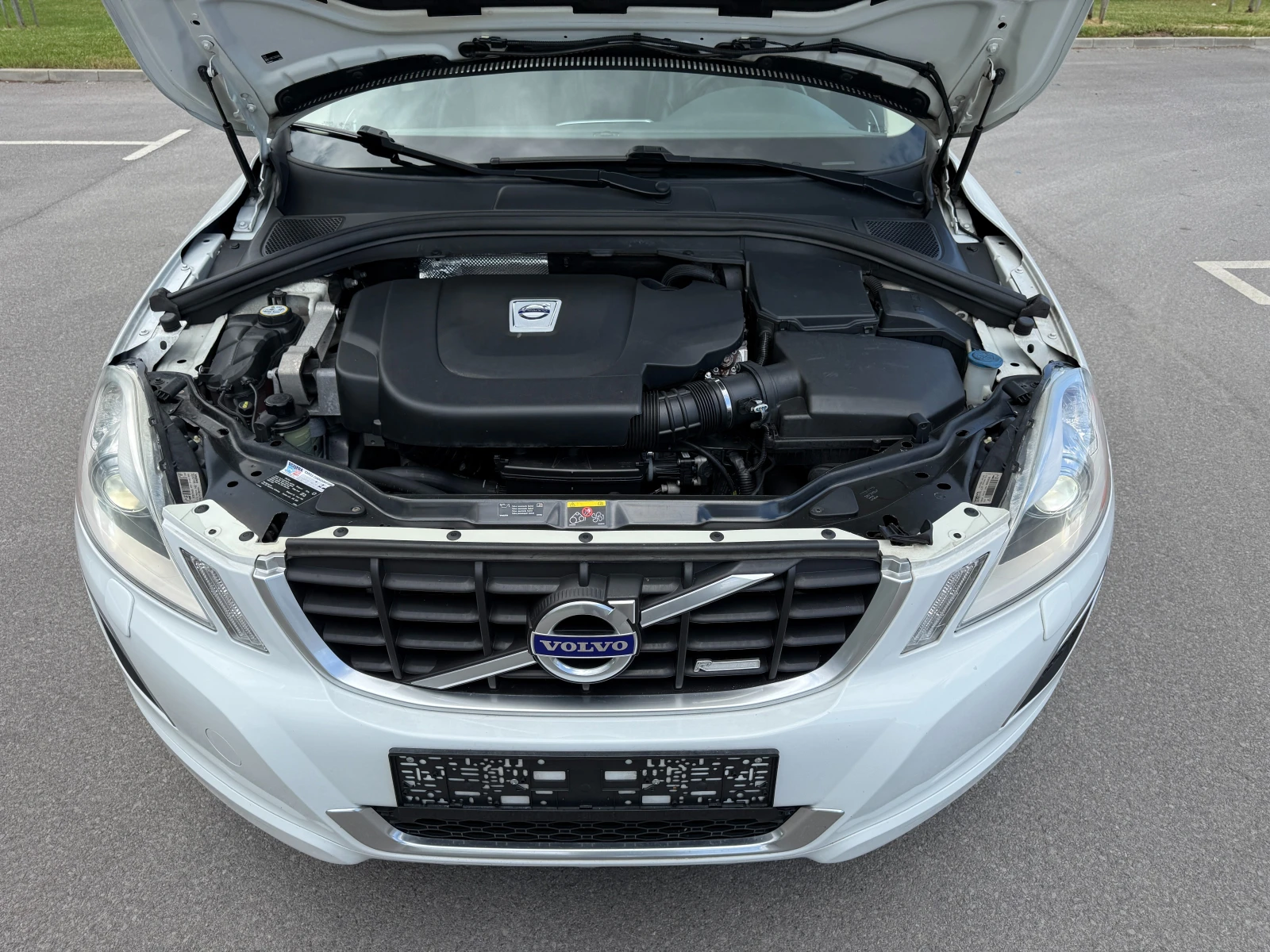 Volvo XC60 2.4D* AWD* R-DESIGN* , снимка 14 - Автомобили и джипове - 54788910