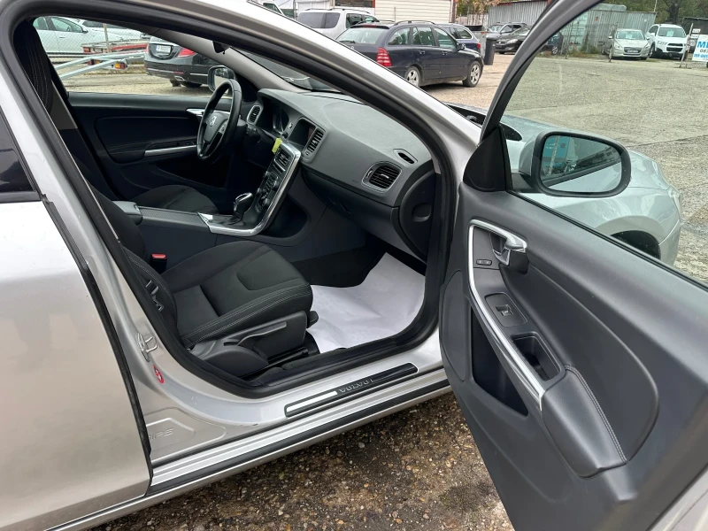 Volvo V60 2.0/D3, снимка 15 - Автомобили и джипове - 52103979