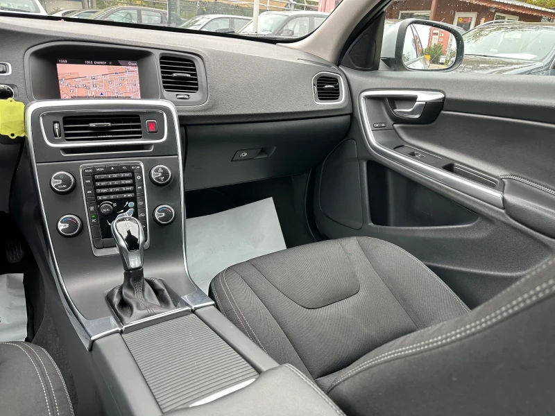 Volvo V60 2.0/D3, снимка 13 - Автомобили и джипове - 52103979