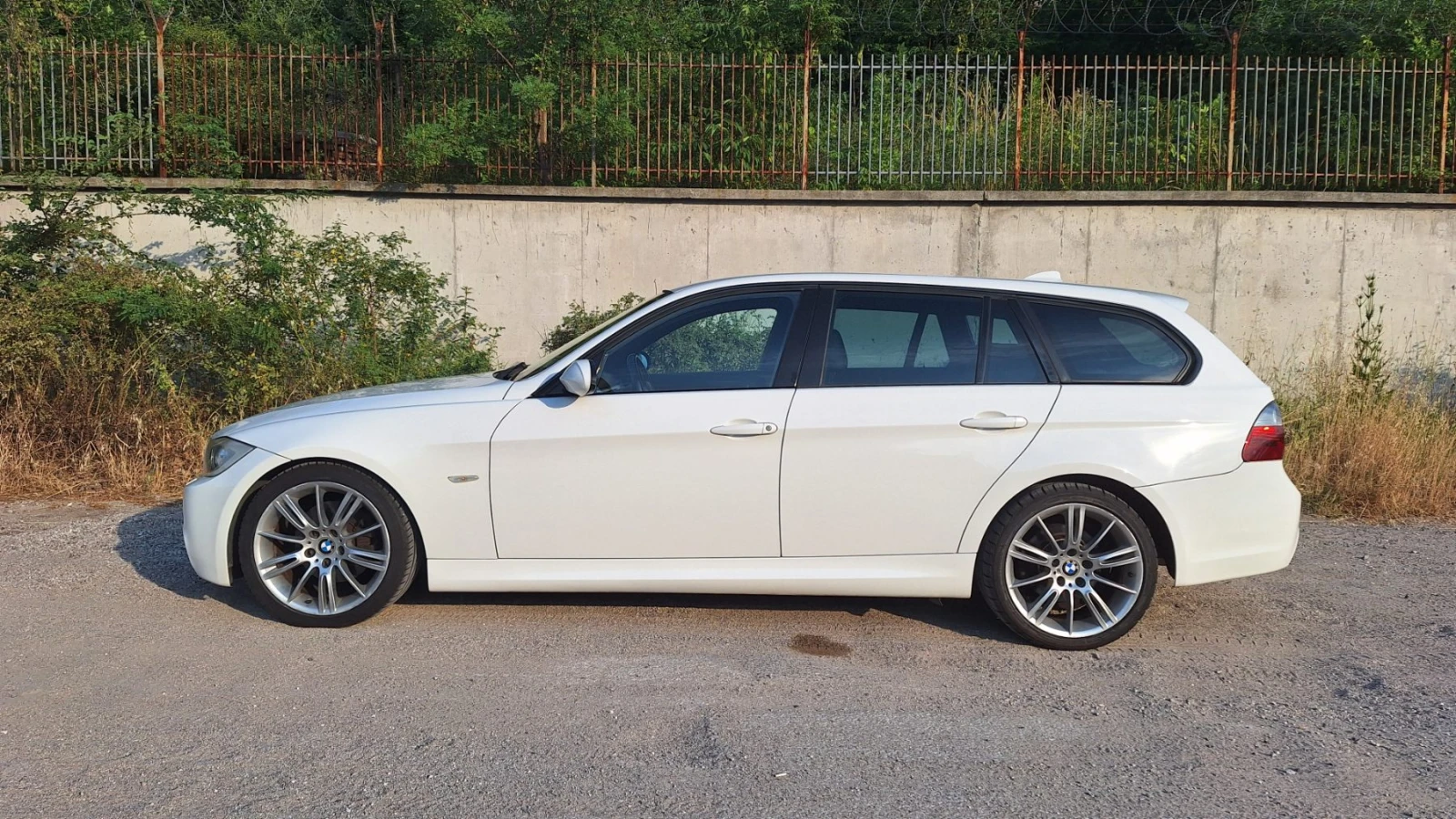 BMW 320 Sports Wagon 6-Speed - изображение 7