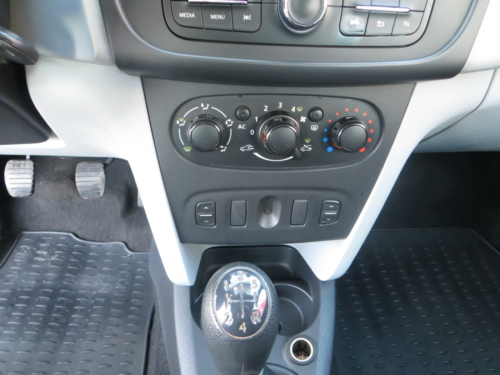 Dacia Sandero 1, 5 DCI N1, снимка 10 - Автомобили и джипове - 56311855