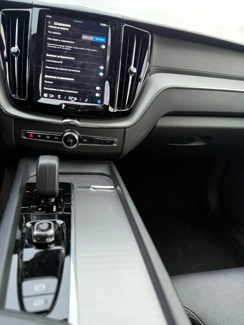Volvo XC60 T8 455 hp plug in, снимка 14 - Автомобили и джипове - 53031142