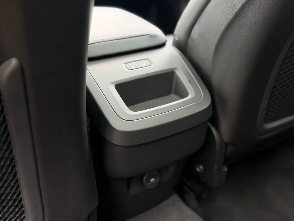 Volvo XC60 B6 Plus Dark Theme, снимка 17 - Автомобили и джипове - 56202737