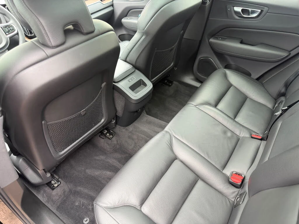 Volvo XC60 B6 Plus Dark Theme, снимка 16 - Автомобили и джипове - 56202737