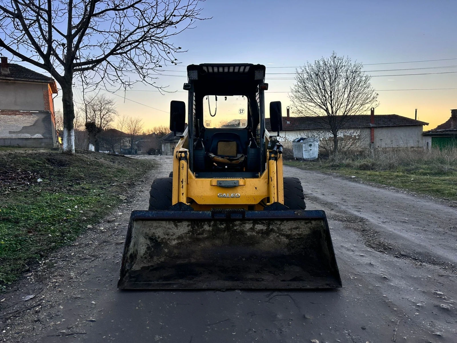 Мини челни товарачи Komatsu Sk815  - изображение 4
