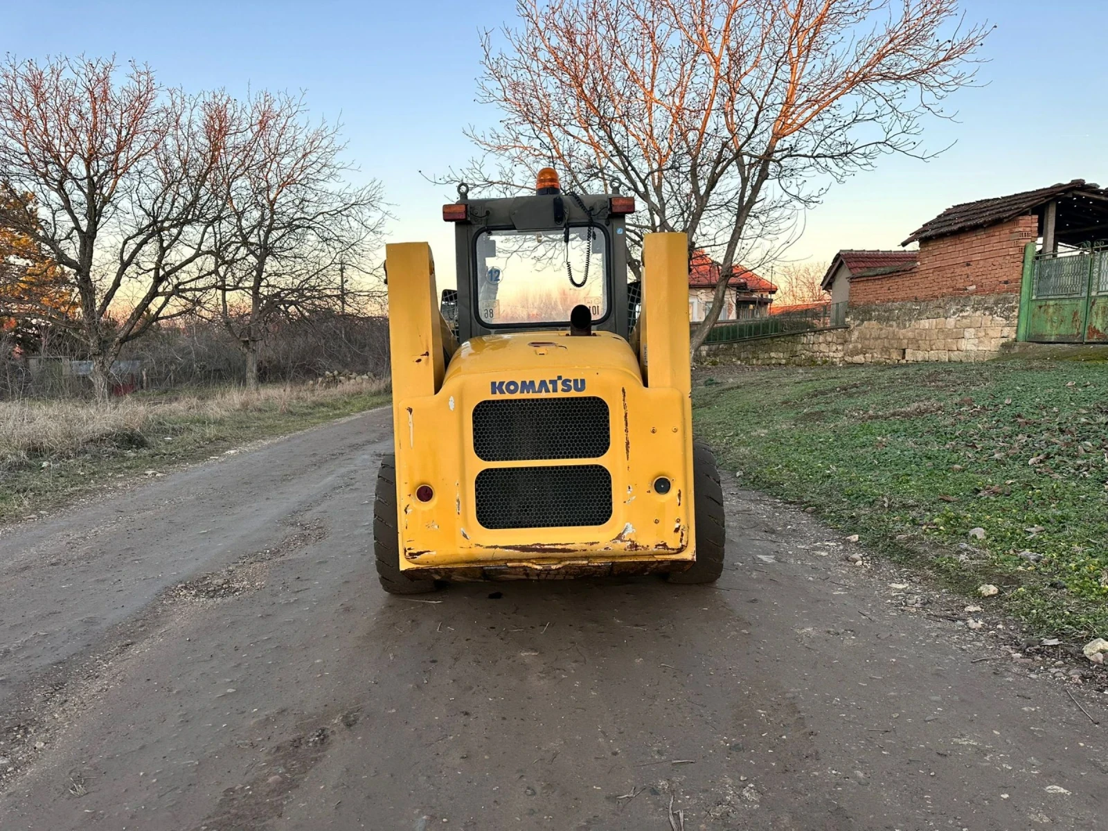 Мини челни товарачи Komatsu Sk815  - изображение 2