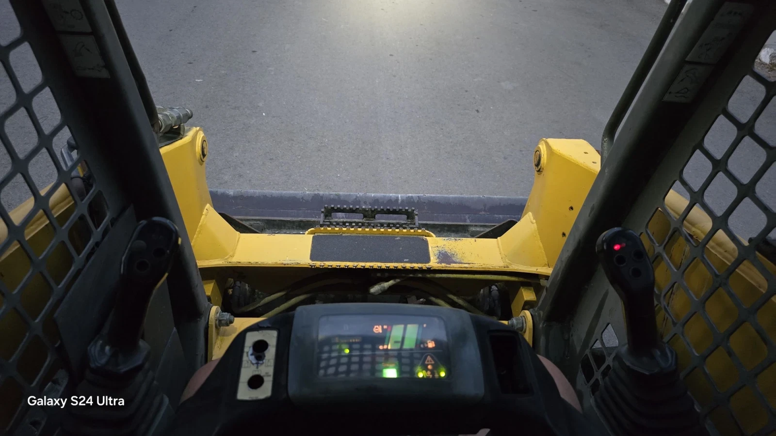 Мини челни товарачи Komatsu Sk815  - изображение 8