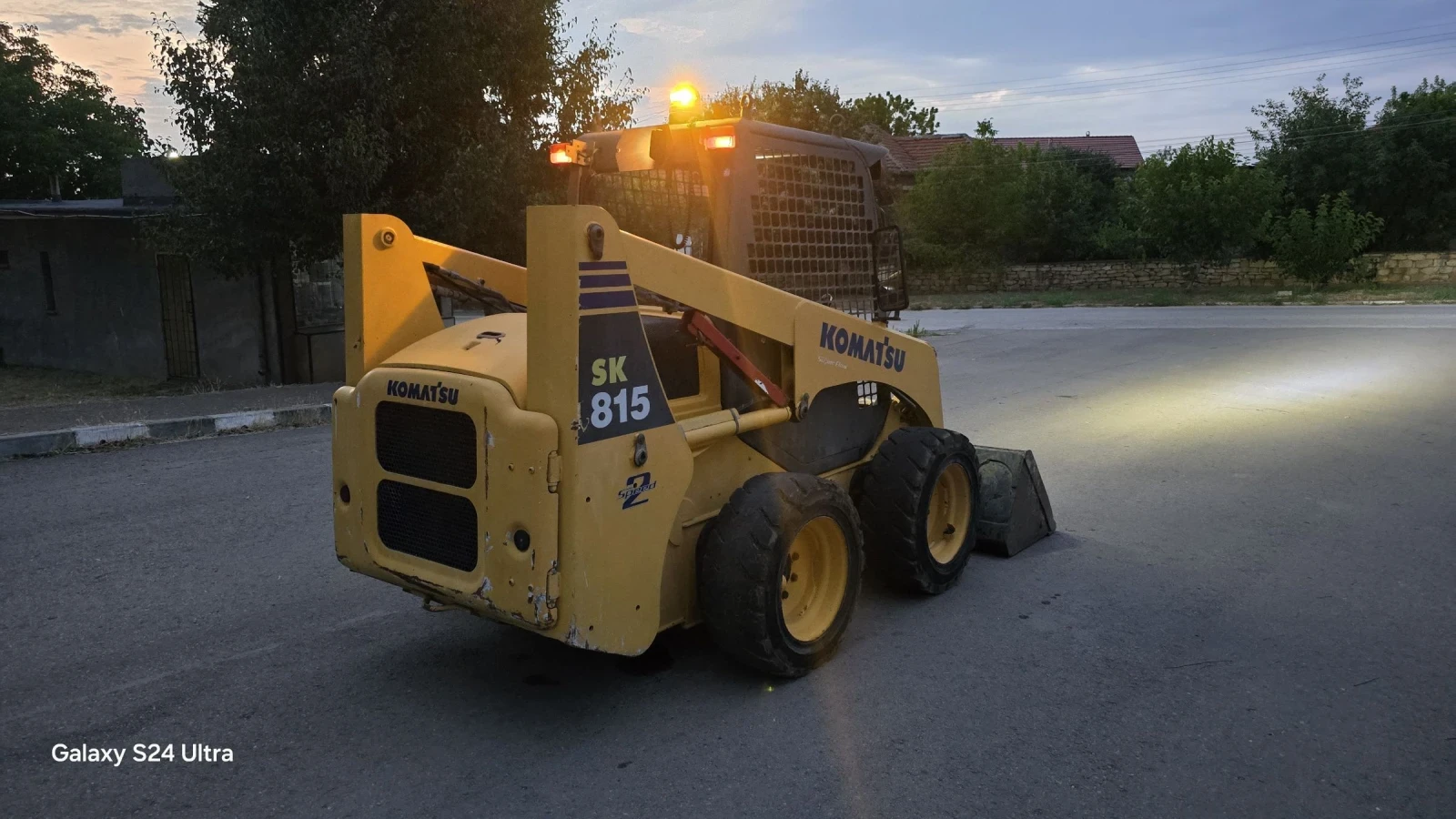 Мини челни товарачи Komatsu Sk815  - изображение 10