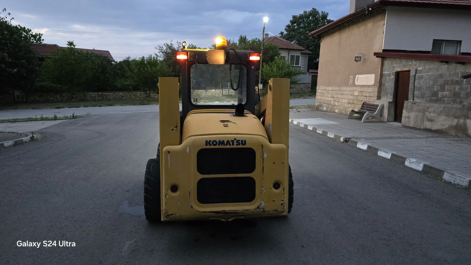 Мини челни товарачи Komatsu Sk815  - изображение 9