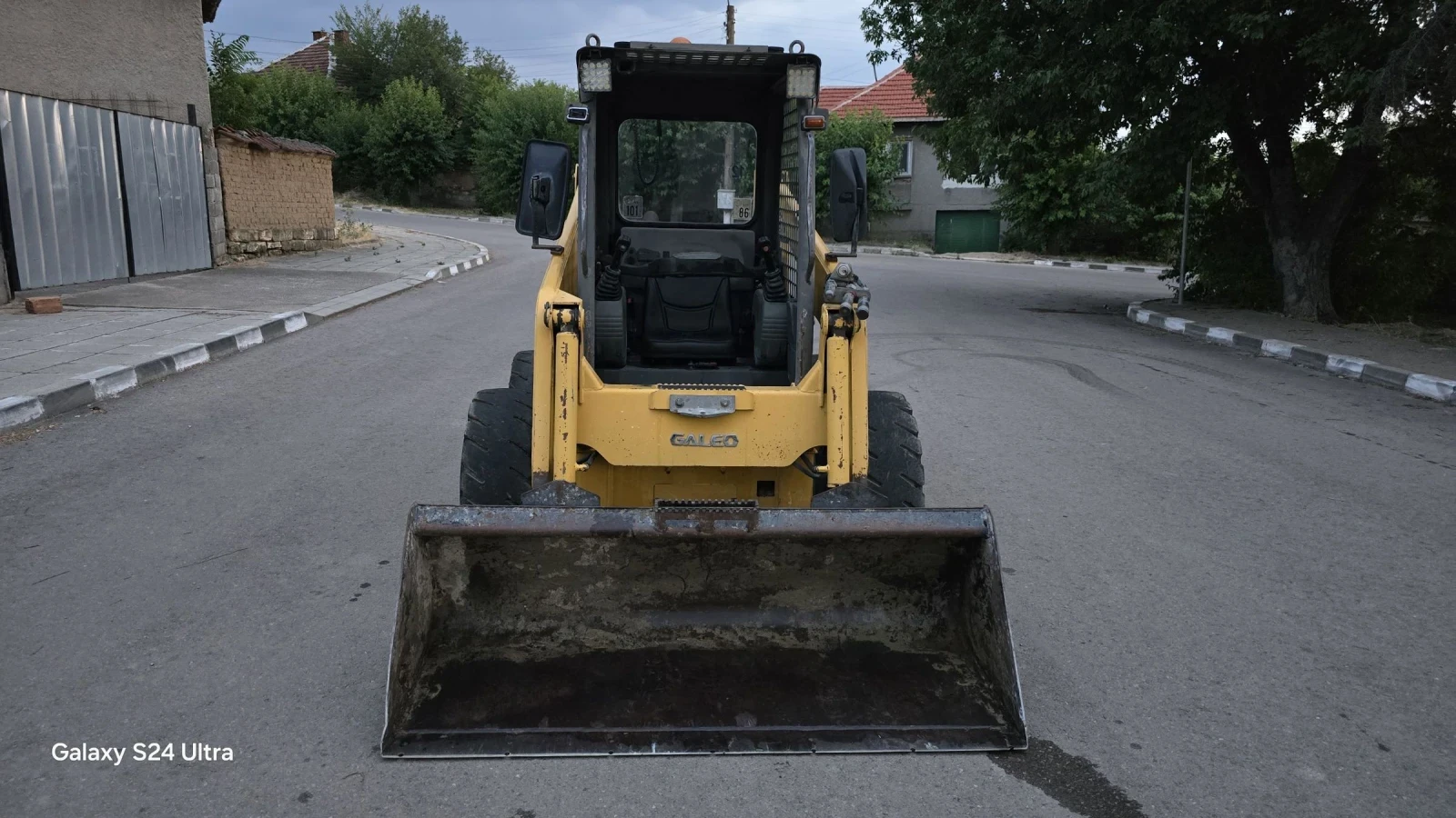 Мини челни товарачи Komatsu Sk815  - изображение 6