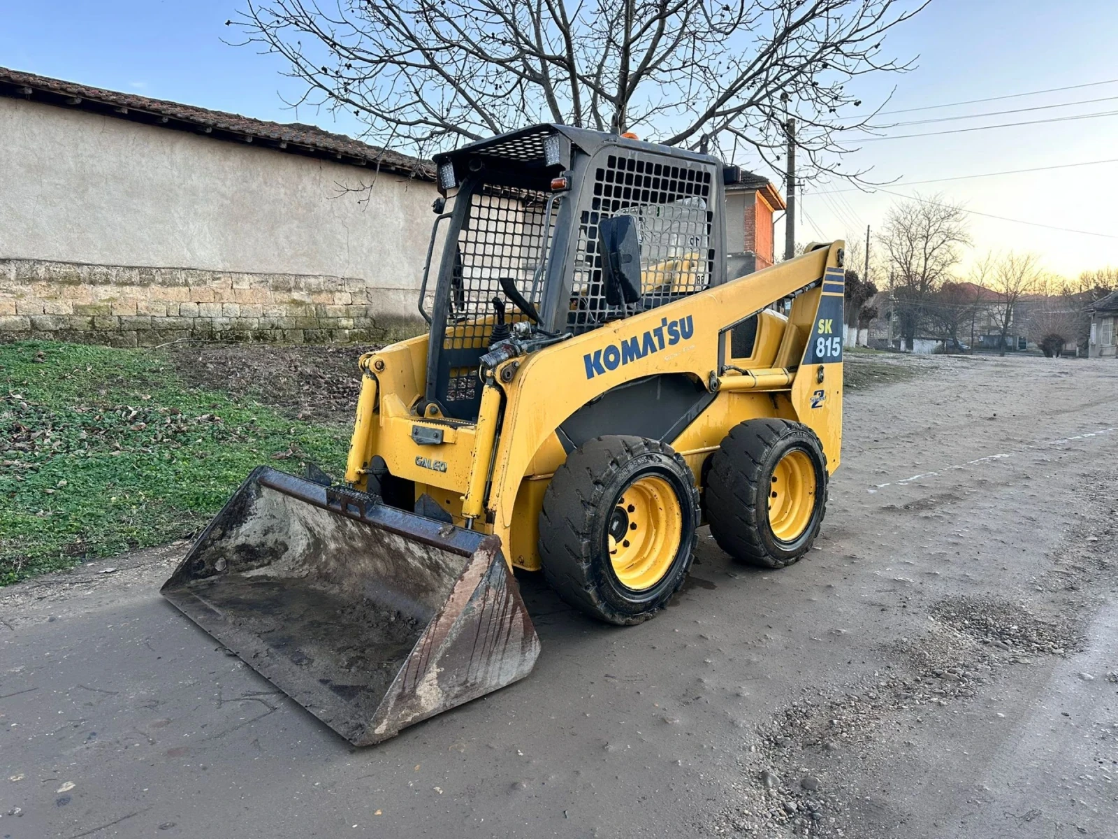 Мини челни товарачи Komatsu Sk815  - изображение 6