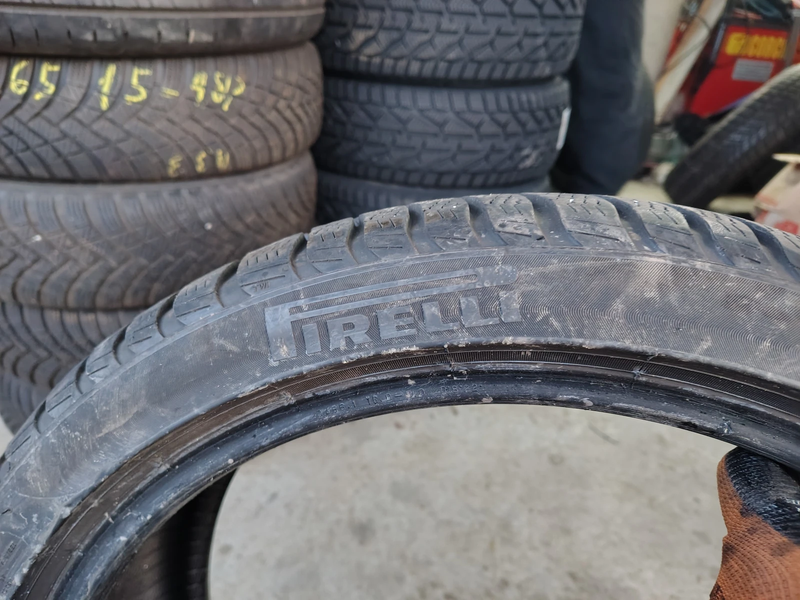 Гуми Зимни 225/40R19, снимка 4 - Гуми и джанти - 54091200