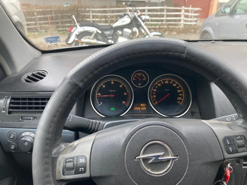 Opel Astra 1.7 CTDI, снимка 10 - Автомобили и джипове - 48368790