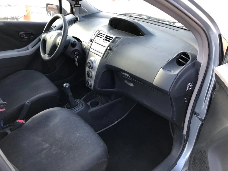 Toyota Yaris 1.0i, снимка 10 - Автомобили и джипове - 45090069