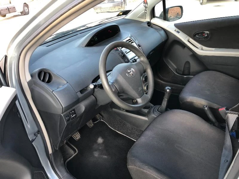 Toyota Yaris 1.0i, снимка 7 - Автомобили и джипове - 45090069