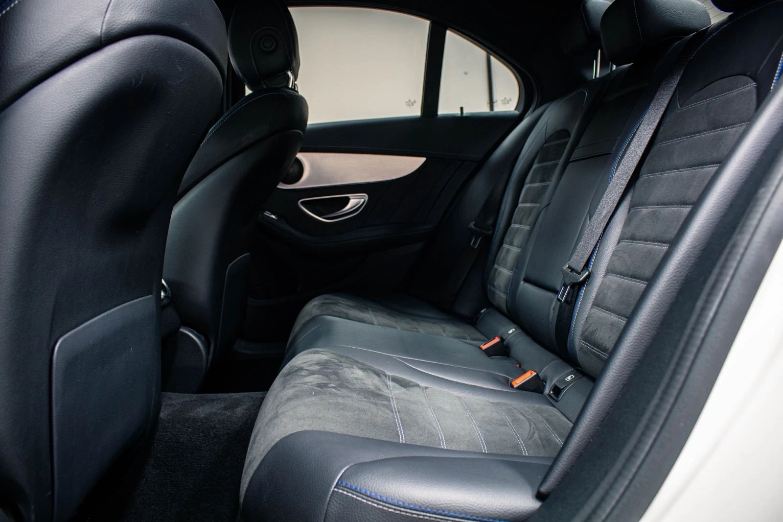 Mercedes-Benz C 220 AMG Line Night Edition, снимка 14 - Автомобили и джипове - 54348078