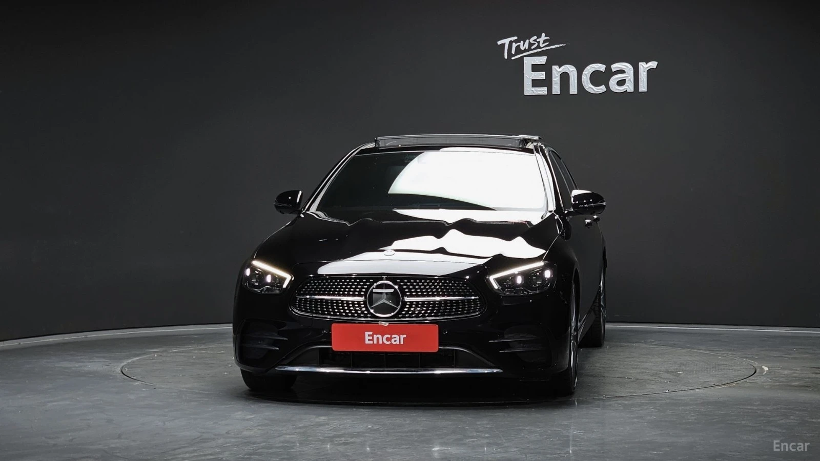 Mercedes-Benz E 350 4MATIC/AMG-LINE/PANOROOF/360VIEW/DRIVE-ASSISTS, снимка 2 - Автомобили и джипове - 55432139