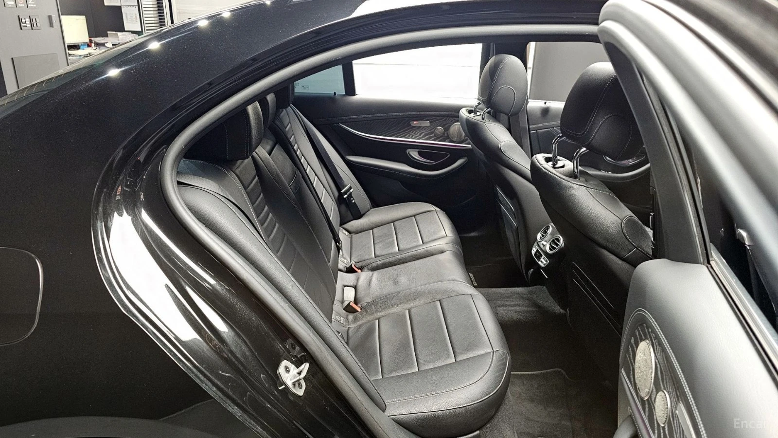 Mercedes-Benz E 350 4MATIC/AMG-LINE/PANOROOF/360VIEW/DRIVE-ASSISTS, снимка 14 - Автомобили и джипове - 55432139