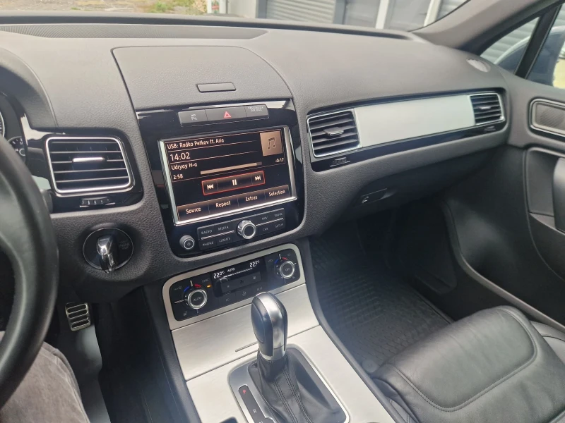 VW Touareg, снимка 6 - Автомобили и джипове - 52131426