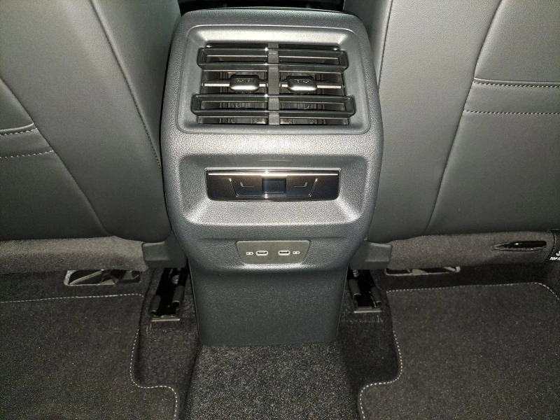 VW Tiguan 2.0 TDI R-LINE IQ.LIGHT BLACK STYLE 360, снимка 13 - Автомобили и джипове - 52474005