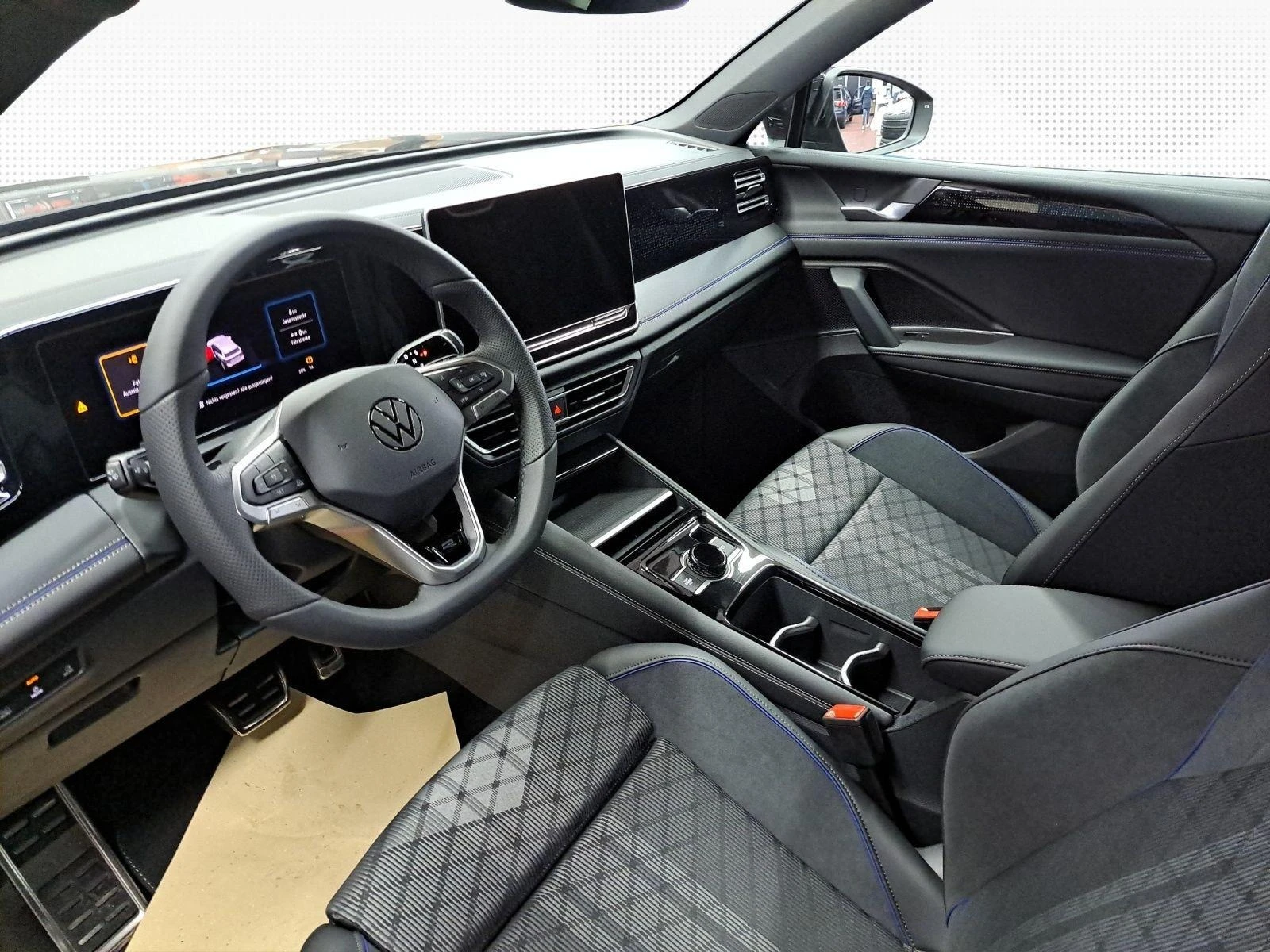 VW Tiguan 2.0 TDI R-LINE IQ.LIGHT BLACK STYLE 360 - изображение 6