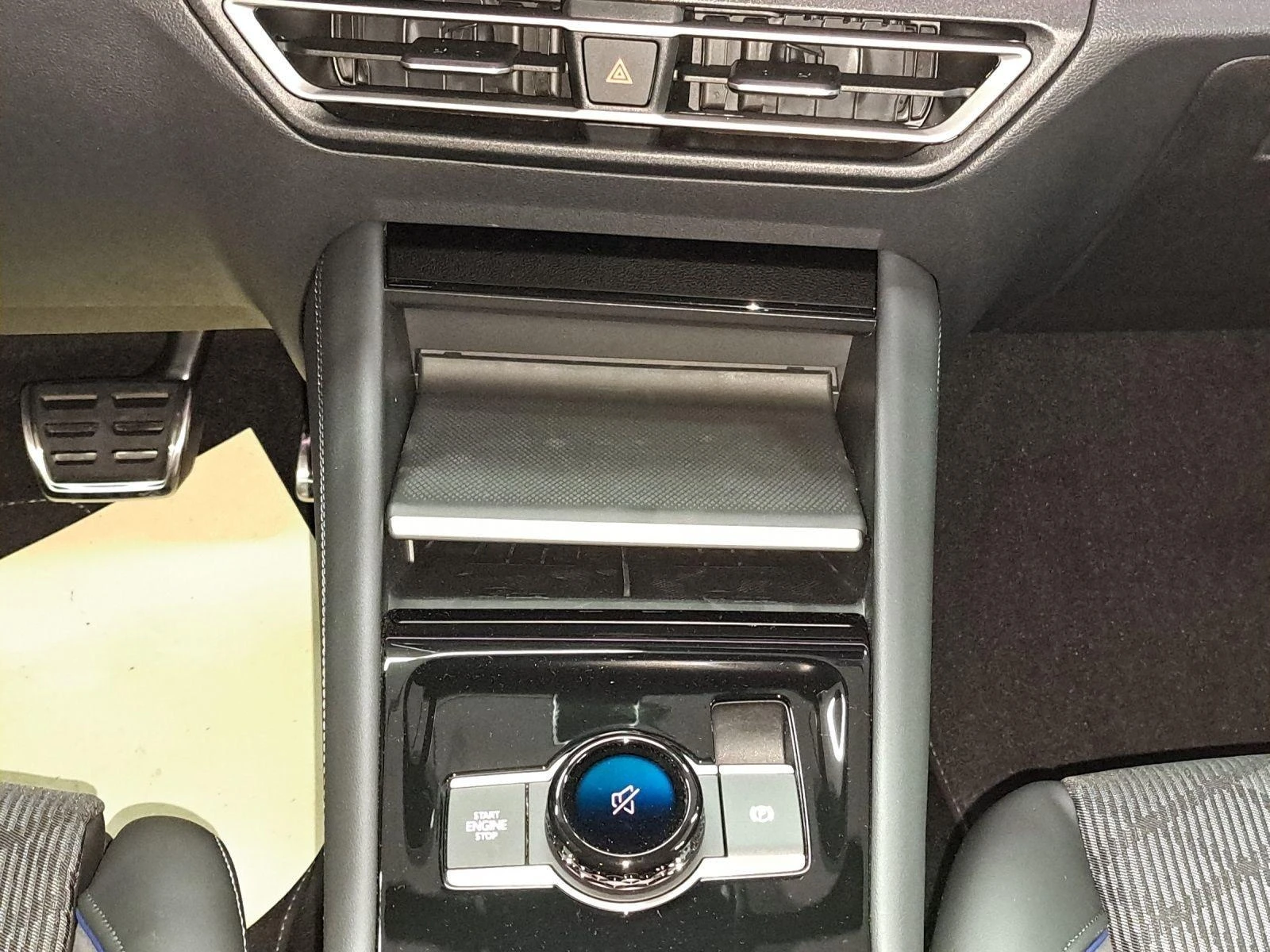 VW Tiguan 2.0 TDI R-LINE IQ.LIGHT BLACK STYLE 360 - изображение 9