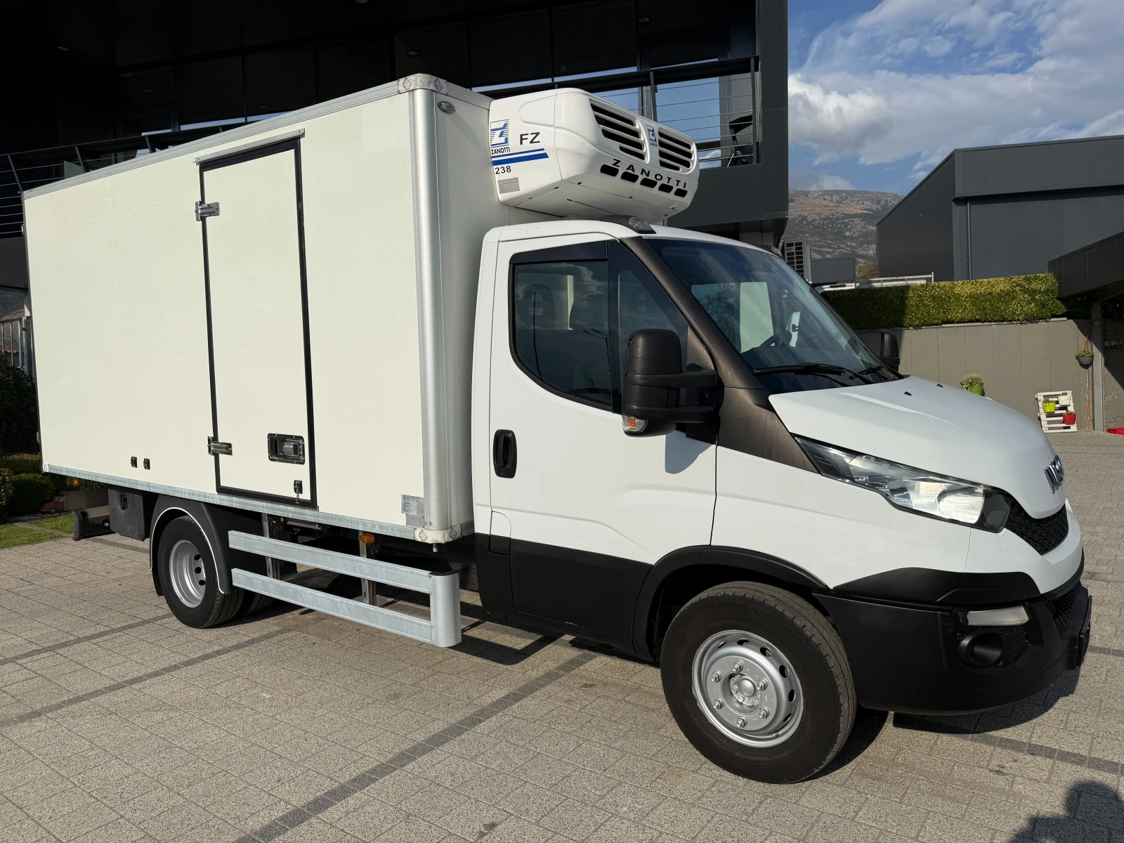 Iveco Daily 60C15 3.0HPI Хладилен + ток 4.10м.  Euro 5B , снимка 2 - Бусове и автобуси - 56166378