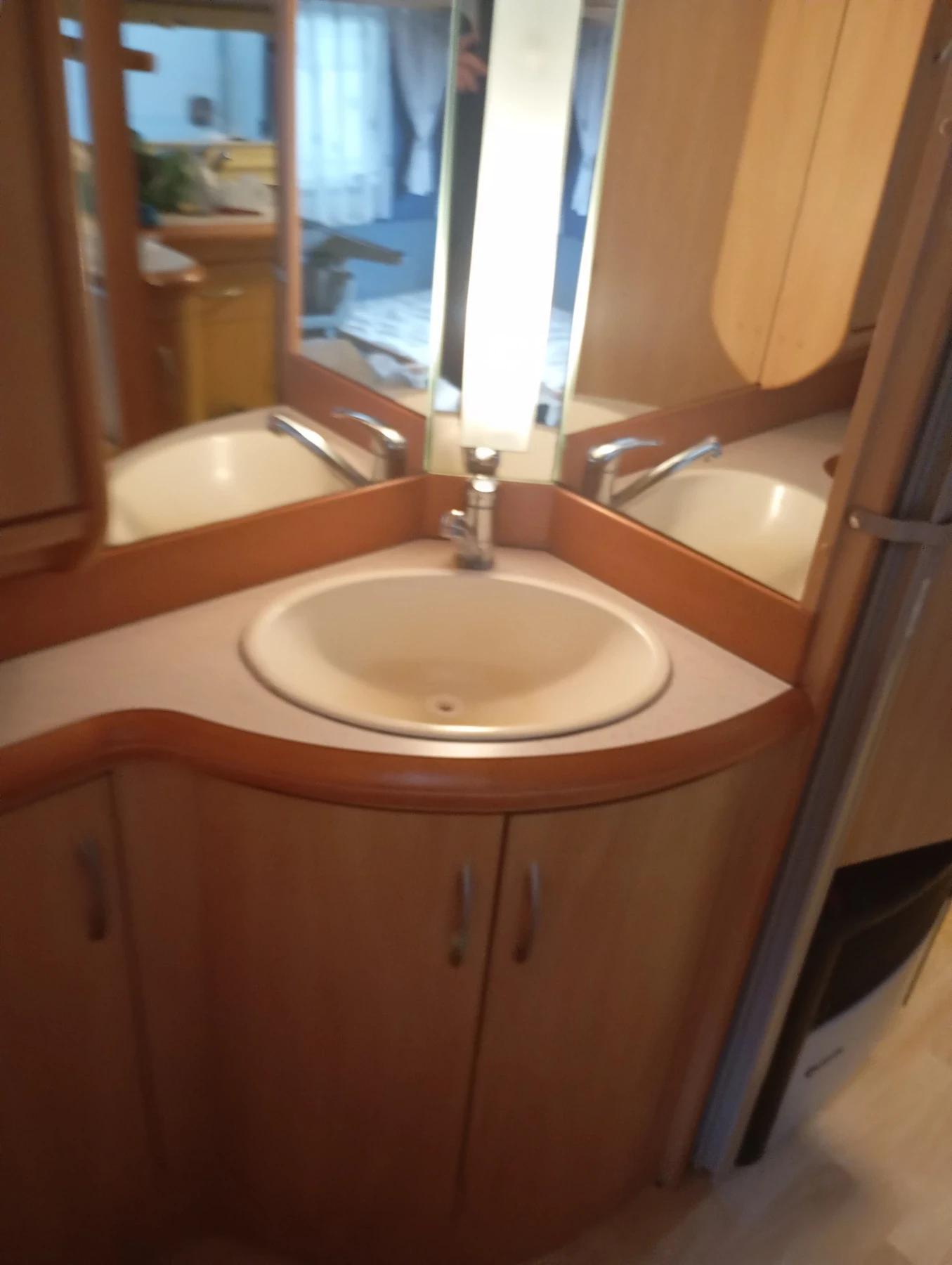 Каравана Hobby De Luxe Easy 460 UFE, снимка 8 - Каравани и кемпери - 55092891