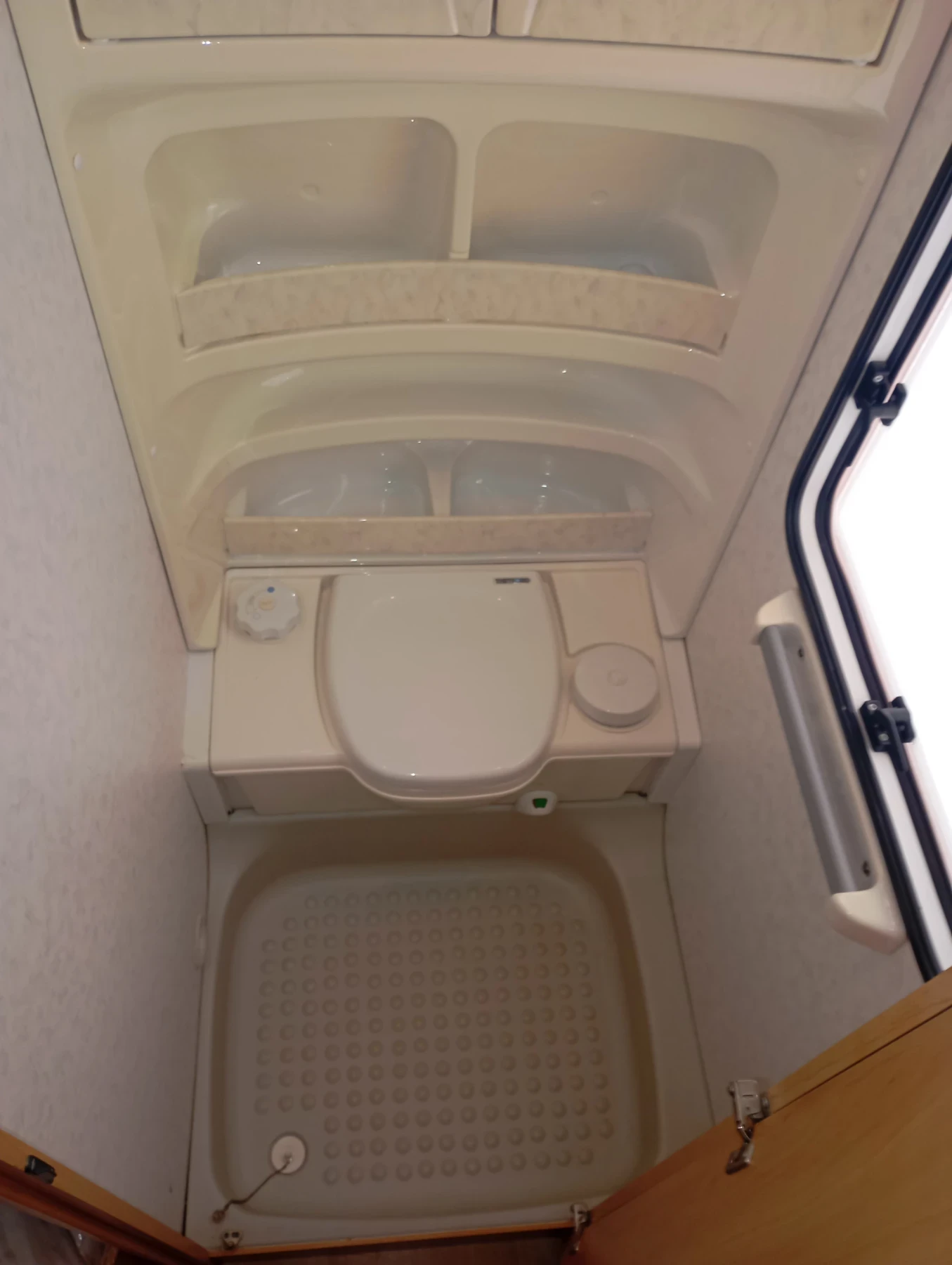 Каравана Hobby De Luxe Easy 460 UFE, снимка 6 - Каравани и кемпери - 55092891
