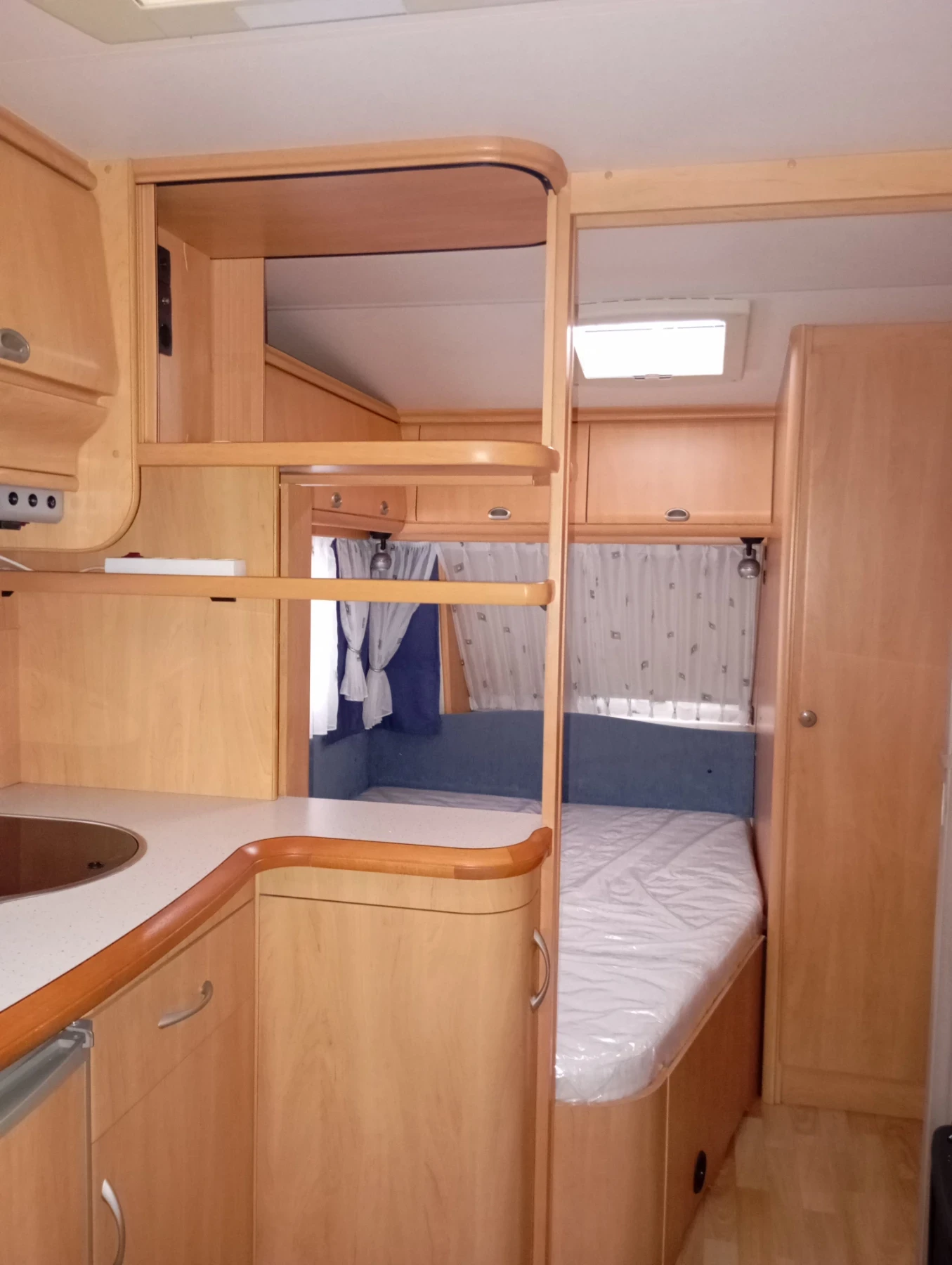 Каравана Hobby De Luxe Easy 460 UFE, снимка 4 - Каравани и кемпери - 55092891