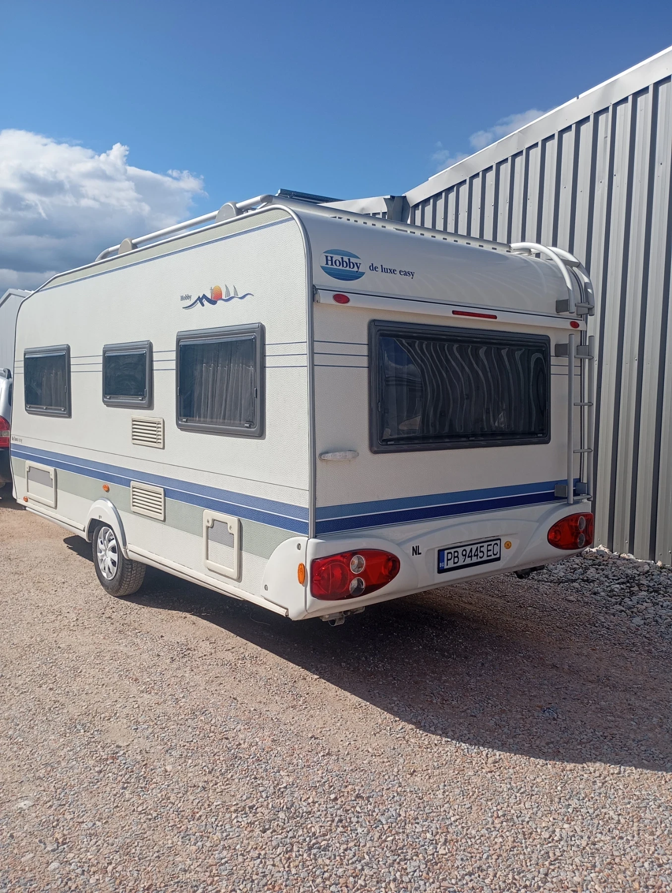 Каравана Hobby De Luxe Easy 460 UFE, снимка 2 - Каравани и кемпери - 55092891