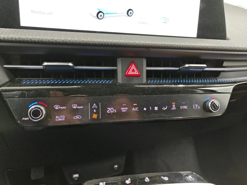 Kia EV6 77.4KWH 229KС. SOH-100% ДИСТРОНИК ОБДУХВАНЕ , снимка 7 - Автомобили и джипове - 54122266