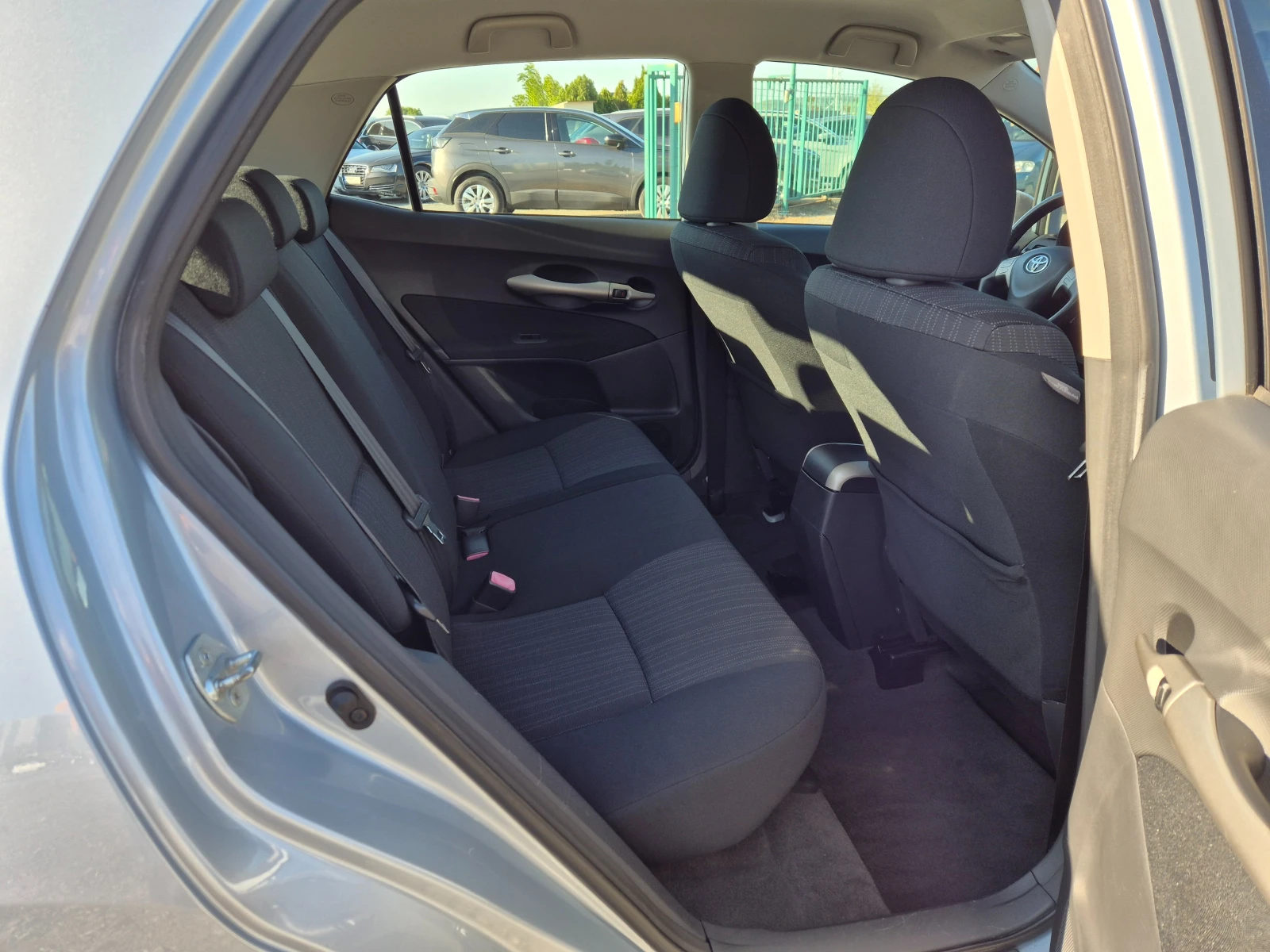 Toyota Auris 2.0D-4D 126кс, снимка 10 - Автомобили и джипове - 54404713