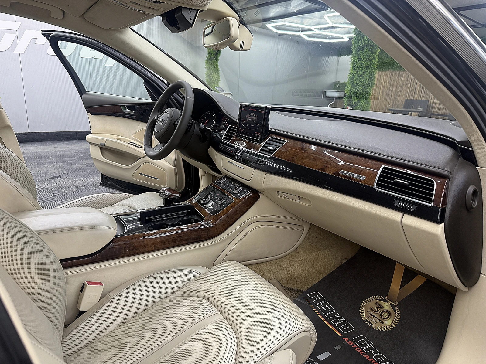 Audi A8 4.2TDI/MATRIX/ПОДГРЕВ ОБДУХВАНЕ СОБСТВЕН ЛИЗИНГ, снимка 11 - Автомобили и джипове - 55936950