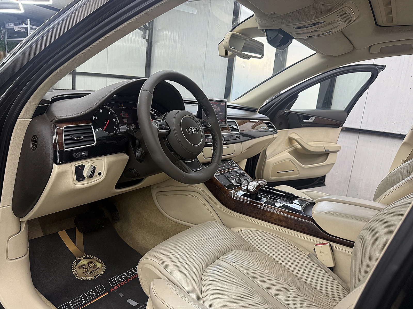 Audi A8 4.2TDI/MATRIX/ПОДГРЕВ ОБДУХВАНЕ СОБСТВЕН ЛИЗИНГ, снимка 12 - Автомобили и джипове - 55936950