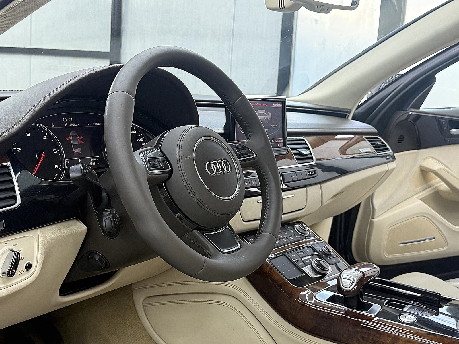 Audi A8 4.2TDI/MATRIX/ПОДГРЕВ ОБДУХВАНЕ СОБСТВЕН ЛИЗИНГ, снимка 13 - Автомобили и джипове - 55936950