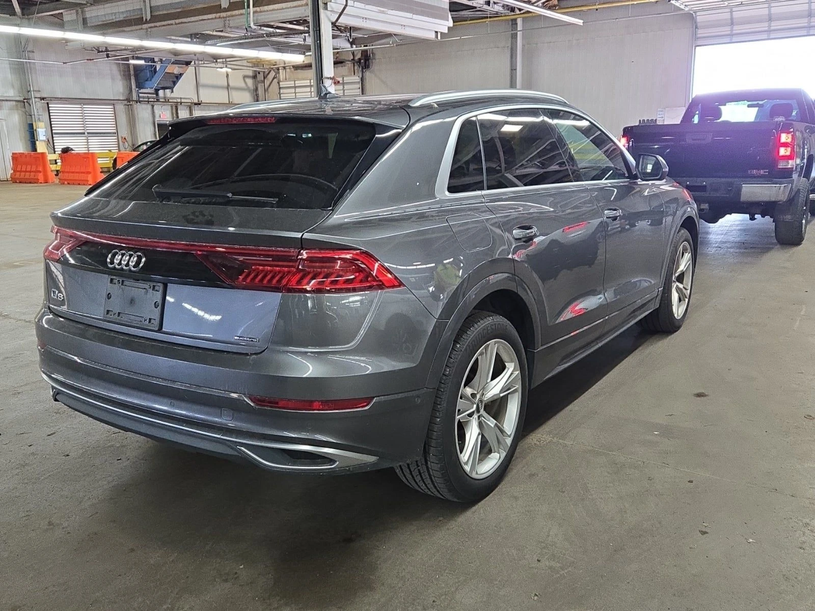 Audi Q8 4-ZONE* B&O* 360* ОБДУХ* АМБИЕНТ* KEYLESS* PANO* М - изображение 5