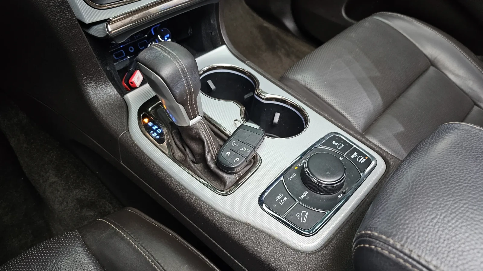 Jeep Grand cherokee SUMMIT| DISTRONIC| HARMAN| 8ZF| ПАНО, снимка 9 - Автомобили и джипове - 55220246