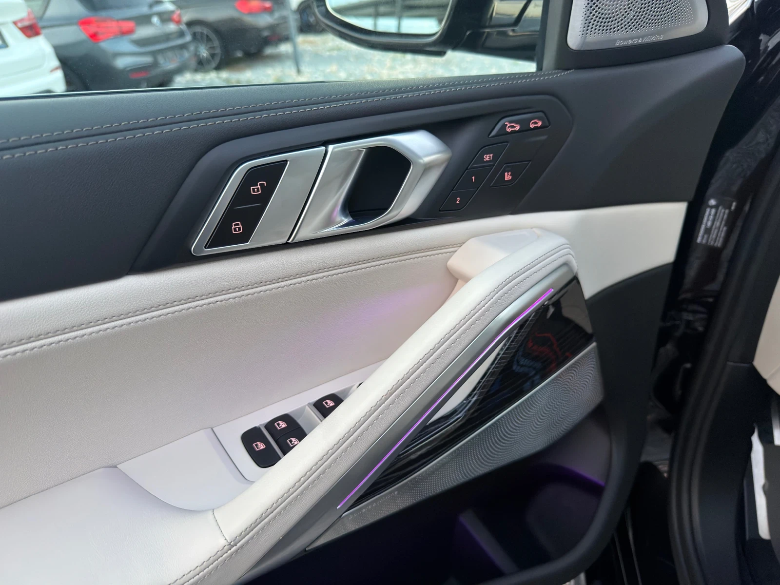 BMW X6 M60I-14000km B&W FuLL, снимка 13 - Автомобили и джипове - 55437205