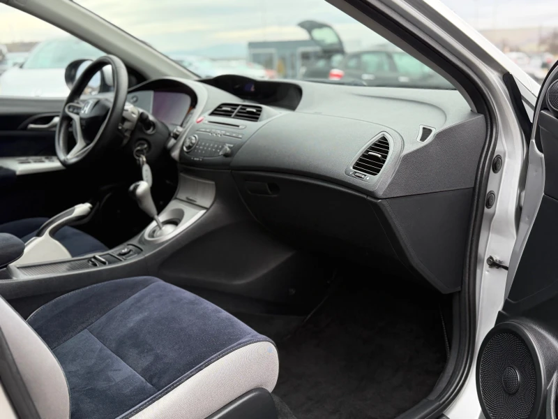 Honda Civic * ИТАЛИЯ* 1.8-140* i-VTEC* 183 ХИЛЯДИ* , снимка 12 - Автомобили и джипове - 52659143