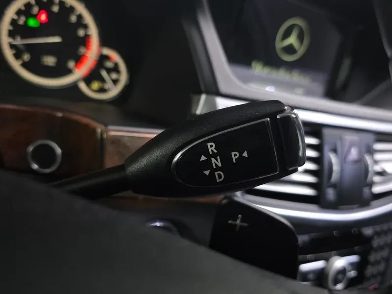 Mercedes-Benz E 300 Elegance, снимка 9 - Автомобили и джипове - 55898237