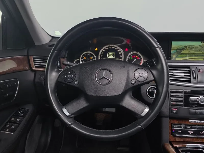 Mercedes-Benz E 300 Elegance, снимка 13 - Автомобили и джипове - 55898237