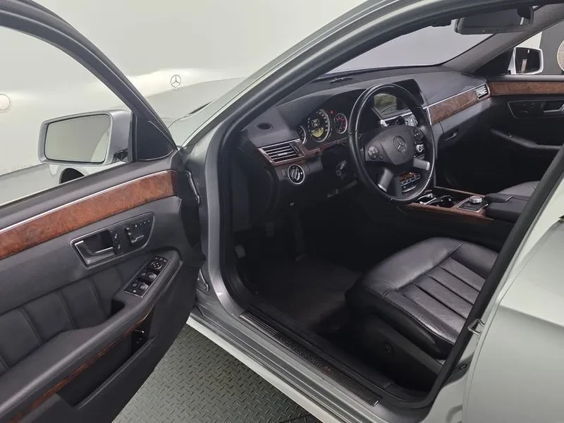 Mercedes-Benz E 300 Elegance, снимка 11 - Автомобили и джипове - 55898237