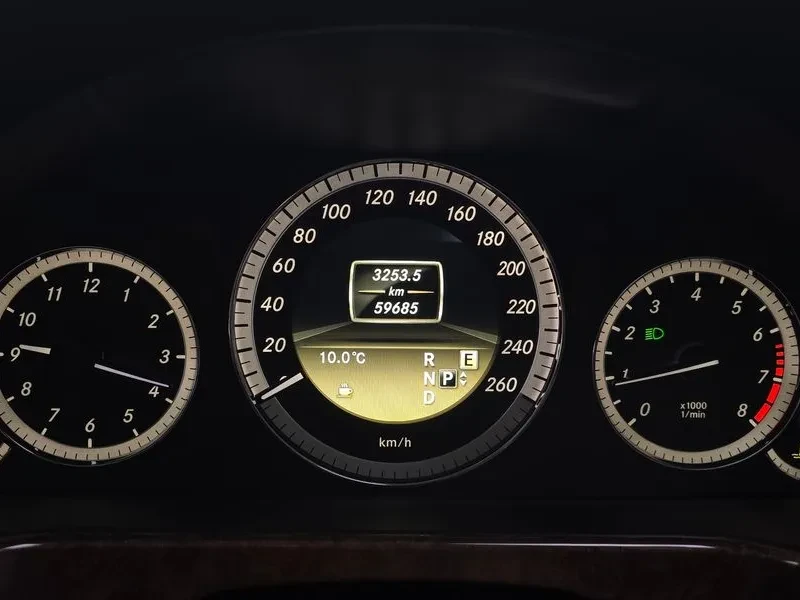 Mercedes-Benz E 300 Elegance, снимка 8 - Автомобили и джипове - 55898237