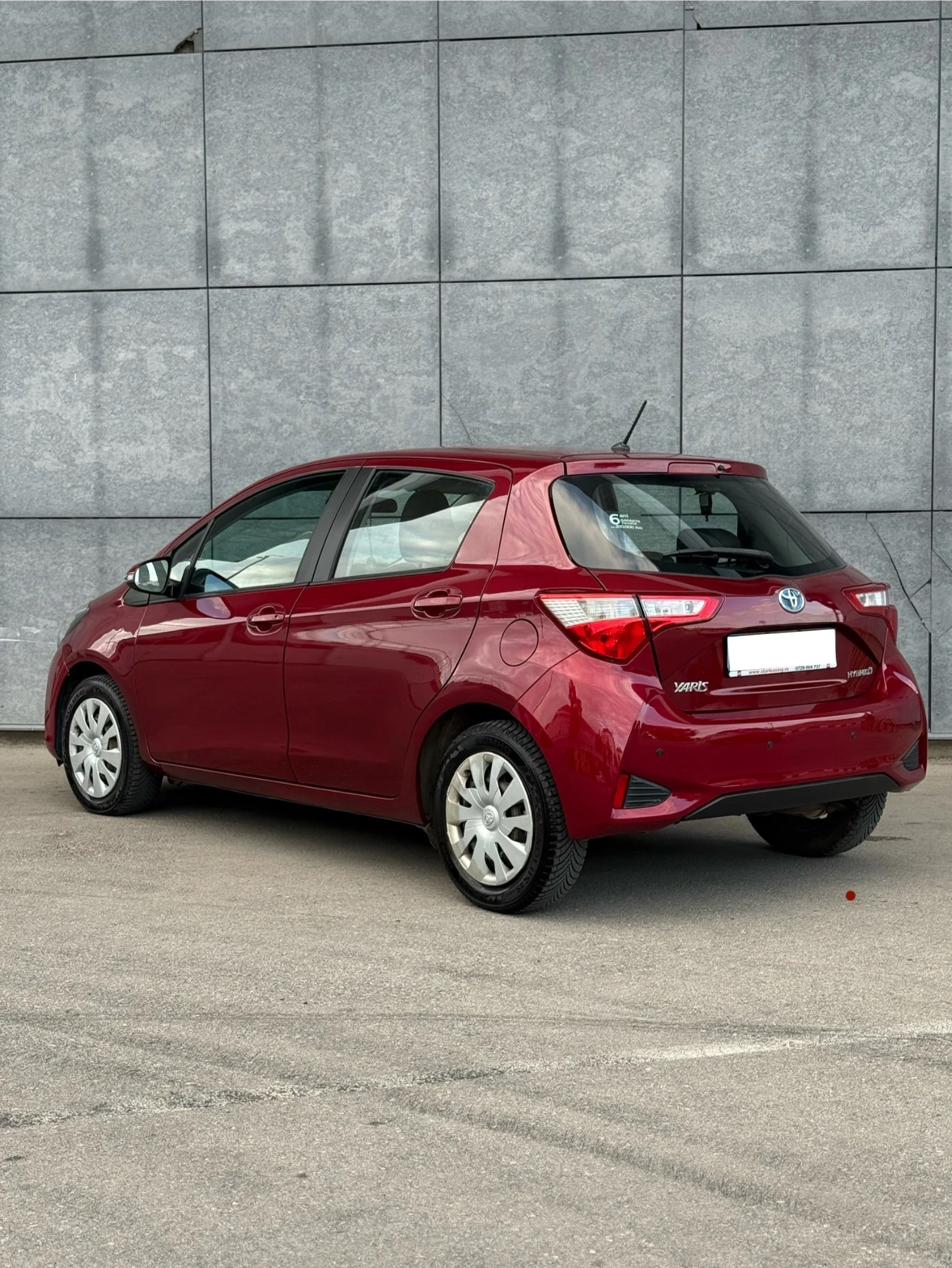 Toyota Yaris 1, 5 hybrid  - изображение 3