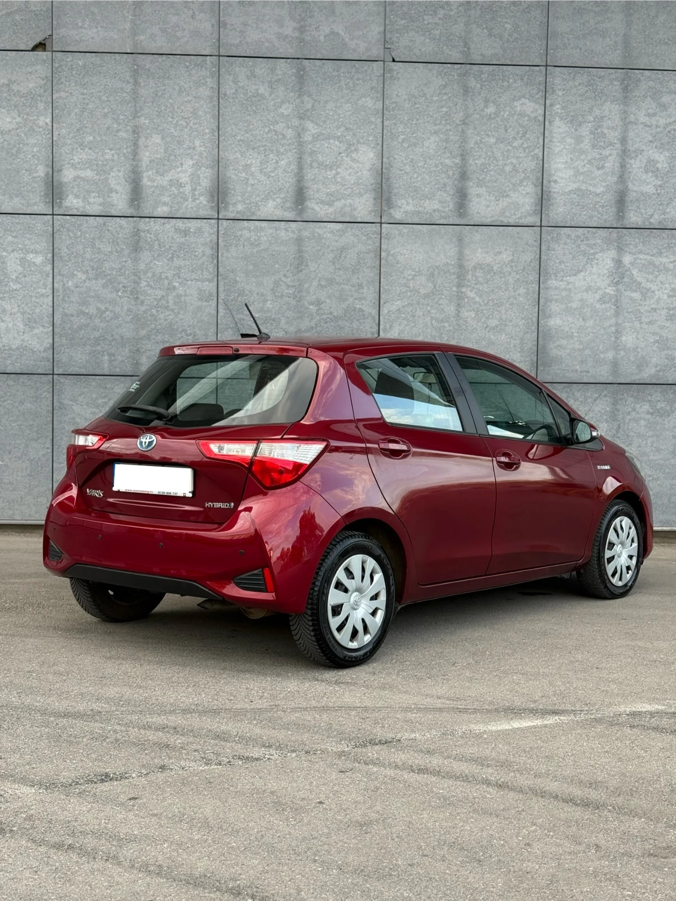 Toyota Yaris 1, 5 hybrid  - изображение 4