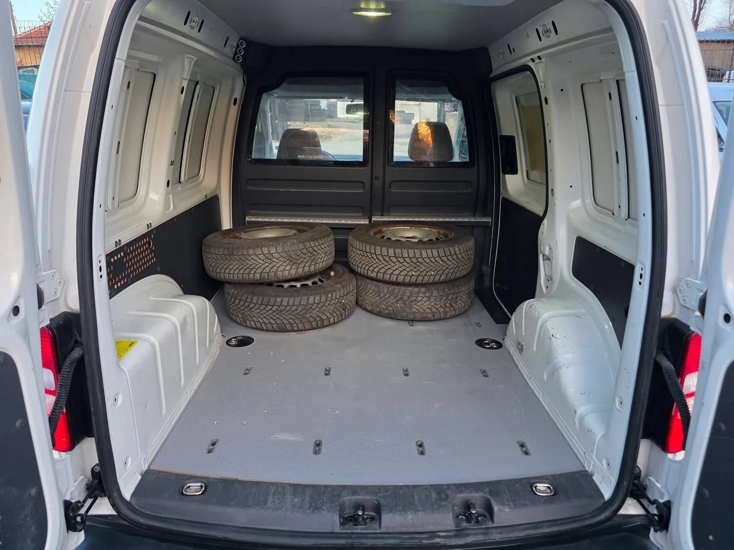 VW Caddy 1.6TDI 75K.C. / КЛИМАТИК / 2015 ГОДИНА, снимка 11 - Автомобили и джипове - 54089361