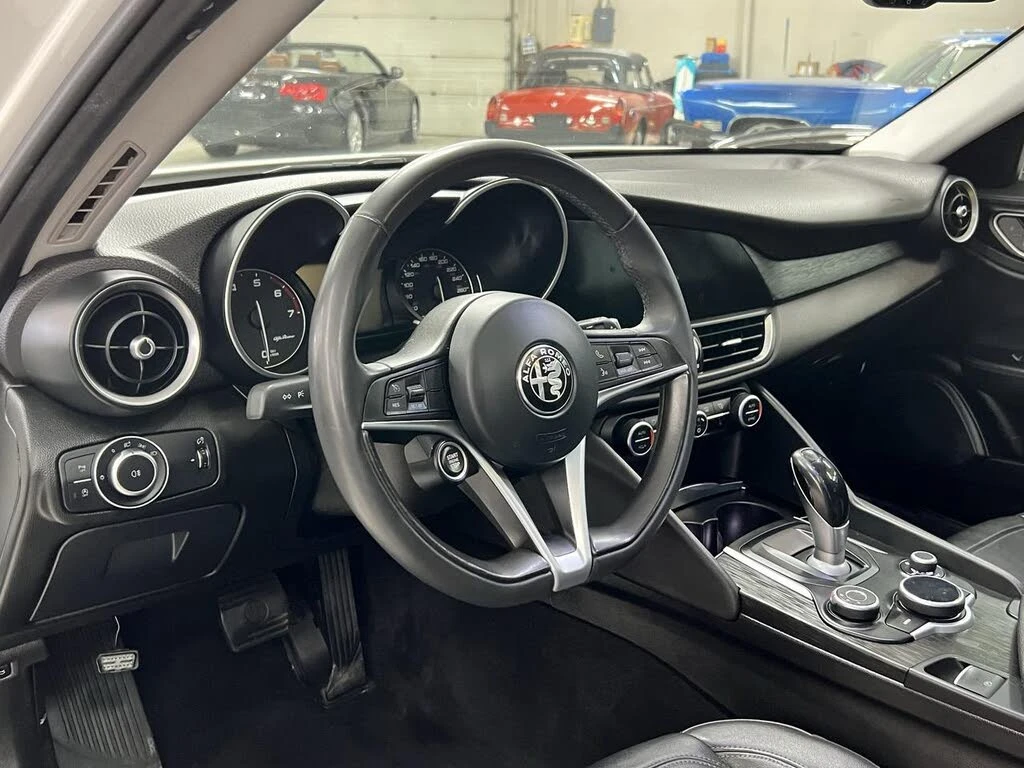 Alfa Romeo Giulia AWD* PANORAMA* KEYLESS* ПАМЕТ* ПОДГРЕВ* КАМЕРА* , снимка 12 - Автомобили и джипове - 54643264