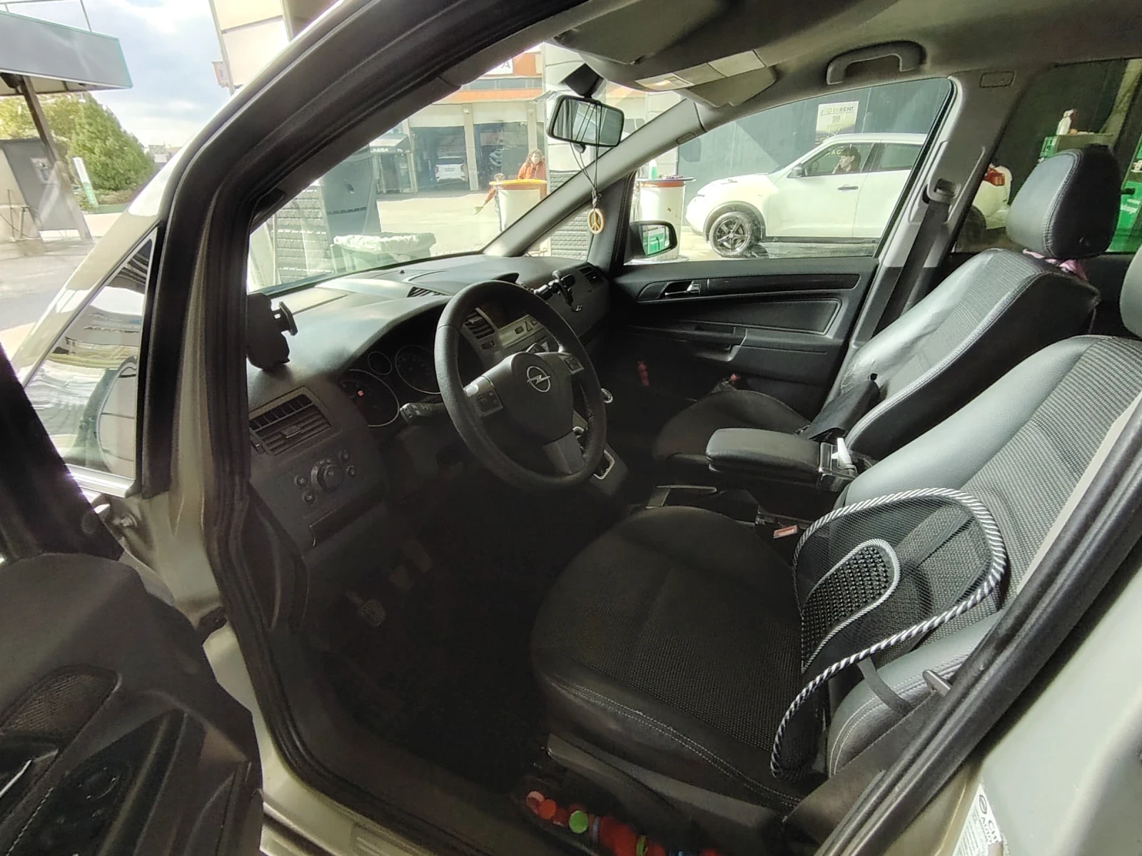 Opel Zafira 1.9 CDTI, снимка 7 - Автомобили и джипове - 55040353